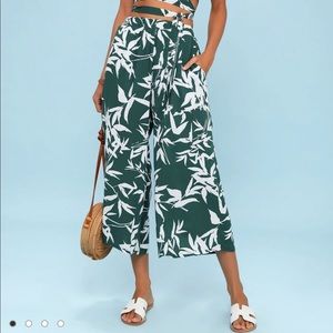 Lulu’s calico forest green and white leaf print culottes